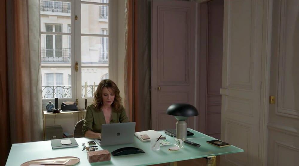 15 Chic Women’s Home Office Ideas (That Will Give Your Office a Fashion Headquarters Vibe) 12 savoir office 1