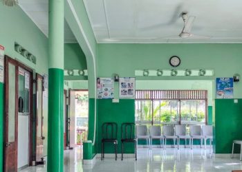 a room that has a bunch of chairs in it